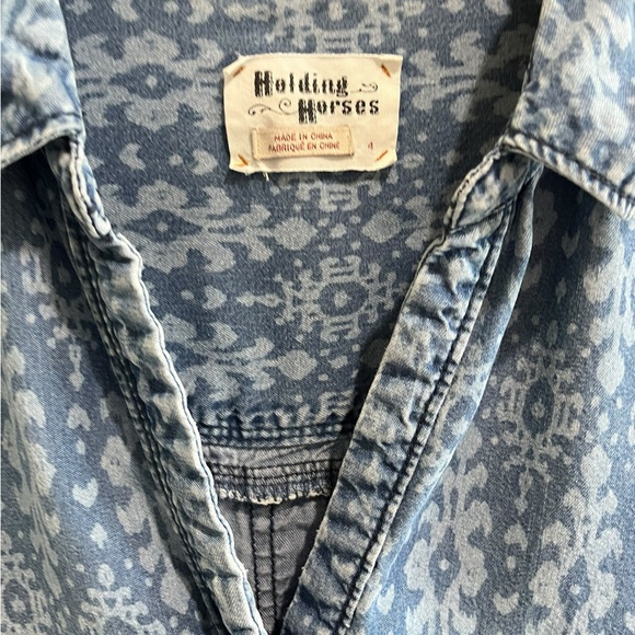 Holding Horses Anthropologie Button up top Sz 4 Denim/Chambray - Picture 10 of 15
